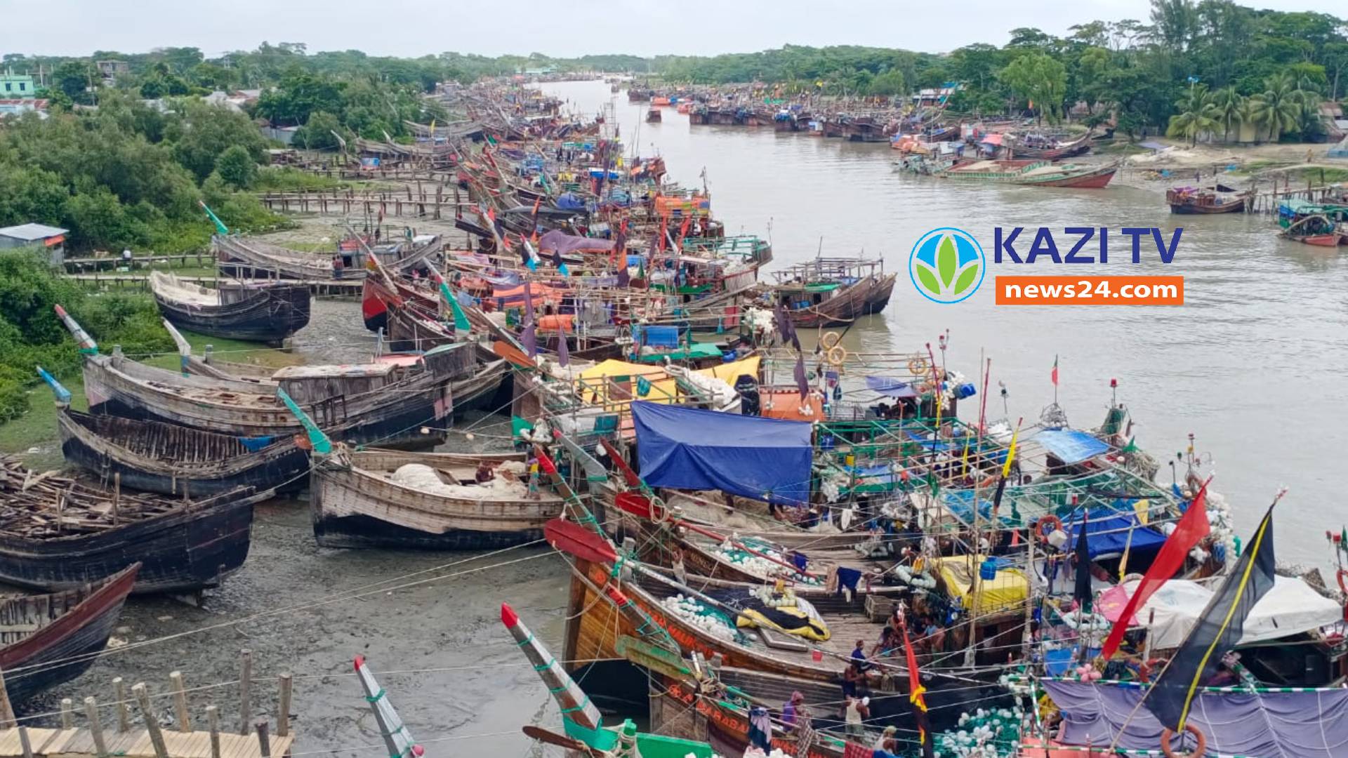 ২২ দিনের জন্য ইলিশ ধরা বন্ধ, ঘাটে ভেড়ানো হচ্ছে নৌকা