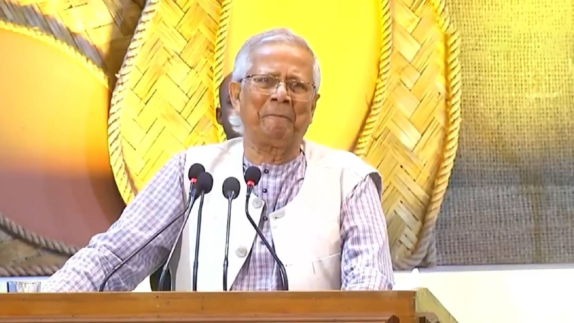 ৪ নারীর হাতে বেগম রোকেয়া পদক তুলে দিলেন প্রধান উপদেষ্টা
