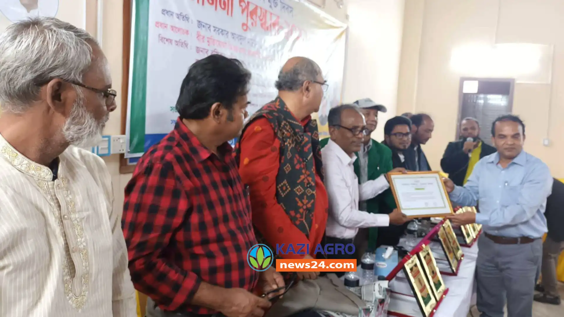 ৪ঠা ডিসেম্বর মতলব মুক্ত দিবস উপলক্ষে মতলব উত্তর সাহিত্য পরিষদ গুনীজনের সম্মাননা প্রদান