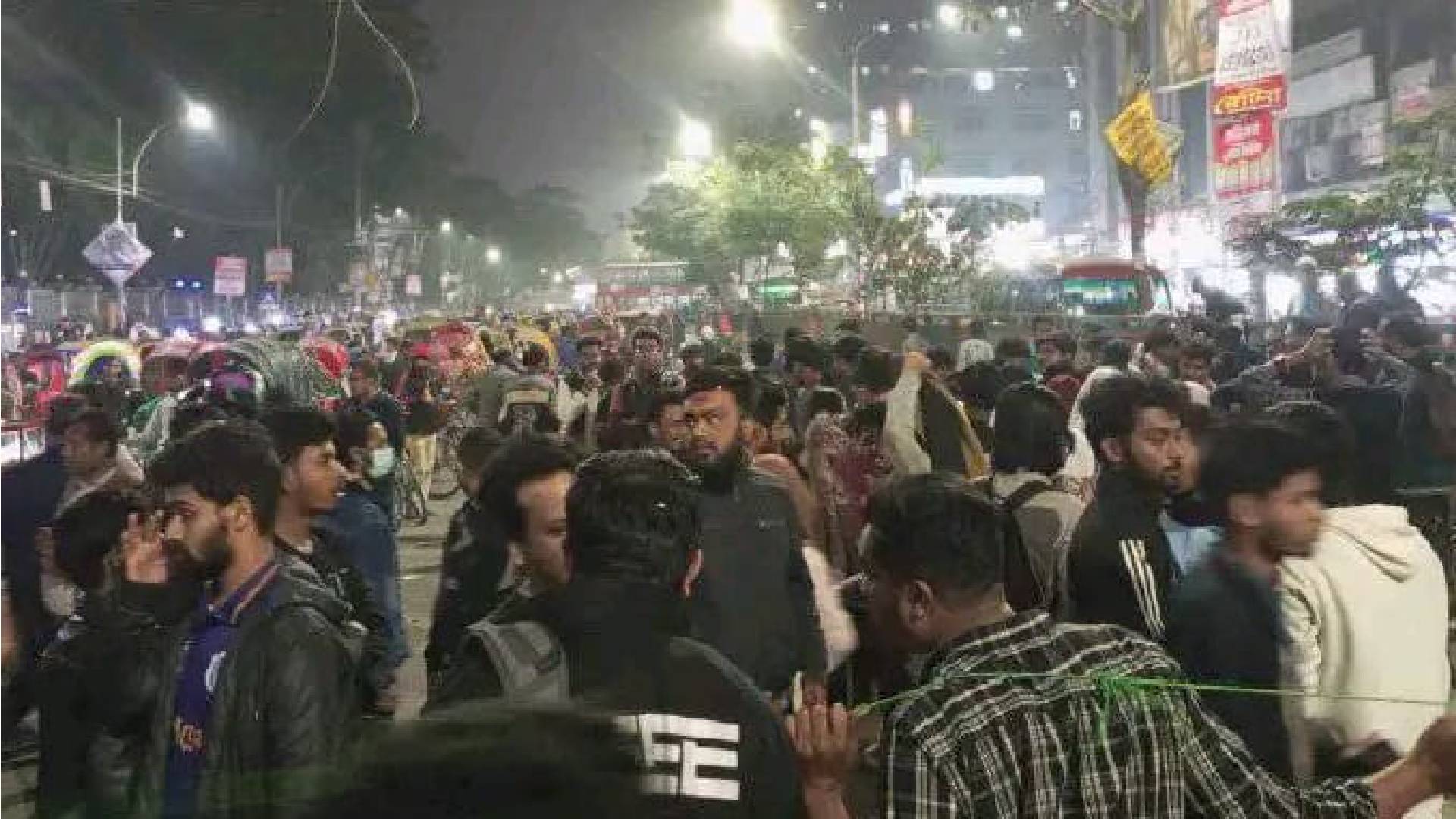 ৫ দফা দাবি নিয়ে সাইন্সল্যাব এবং নীলক্ষেত সড়কে আন্দোলন করছেন সাত কলেজের শিক্ষার্থীরা