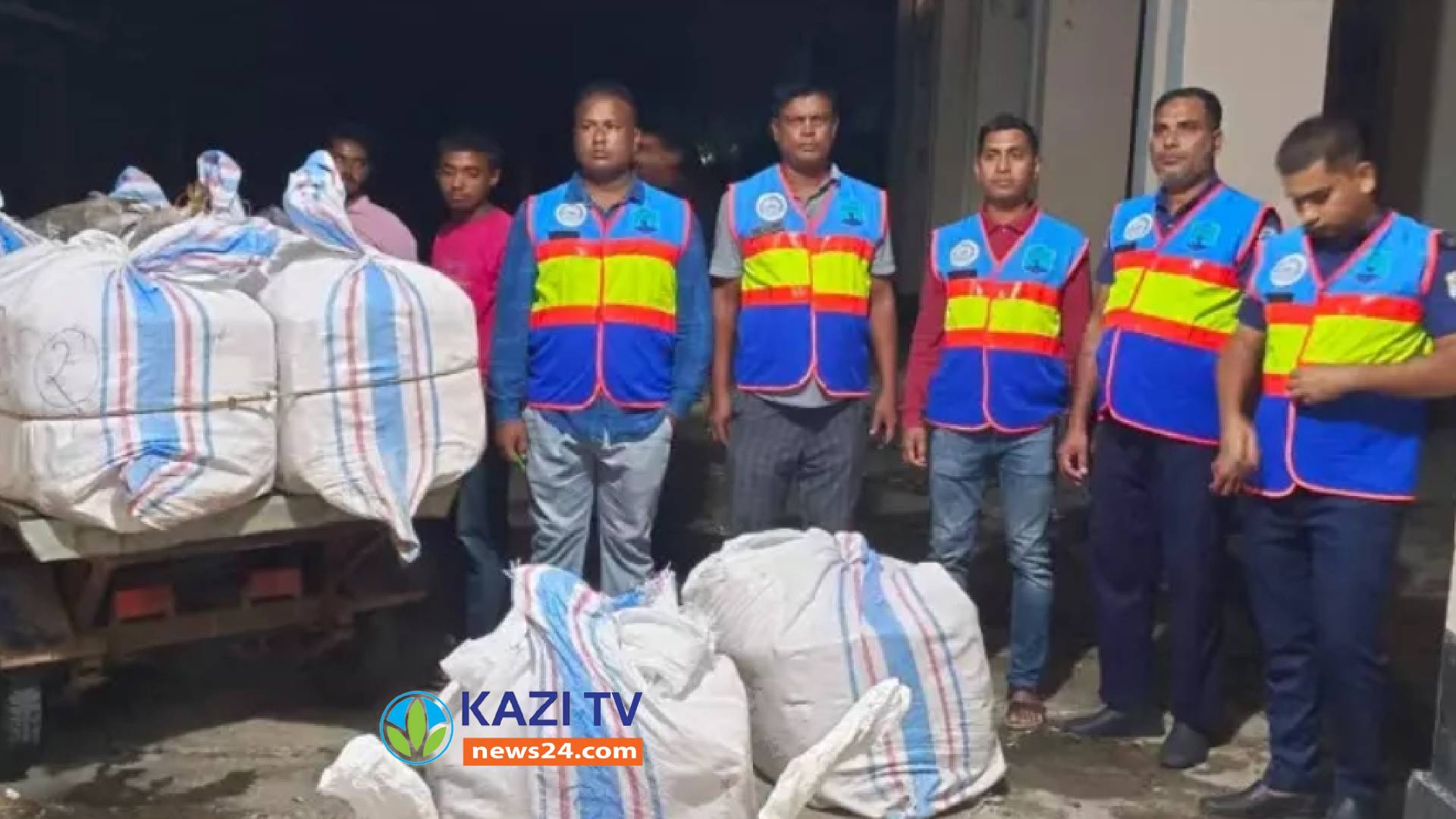 ৮০ কেজি জাটকাসহ ৩ মৎস্য ব্যবসায়ীকে আটক করেছে নৌ-পুলিশ।