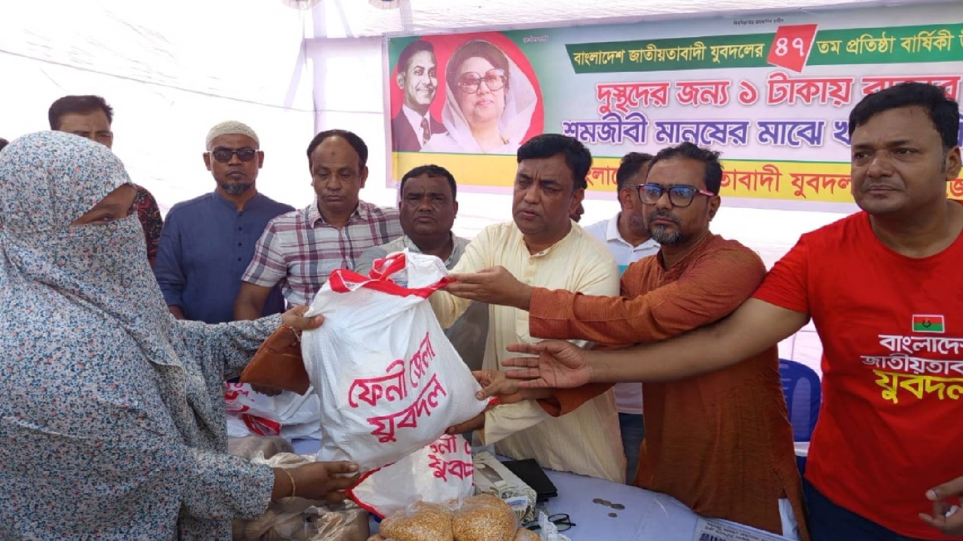 ‎ফেনীতে যুবদলের উদ্যোগে এক টাকায়‎ বাজার পেল তিনশত দরিদ্র পরিবার