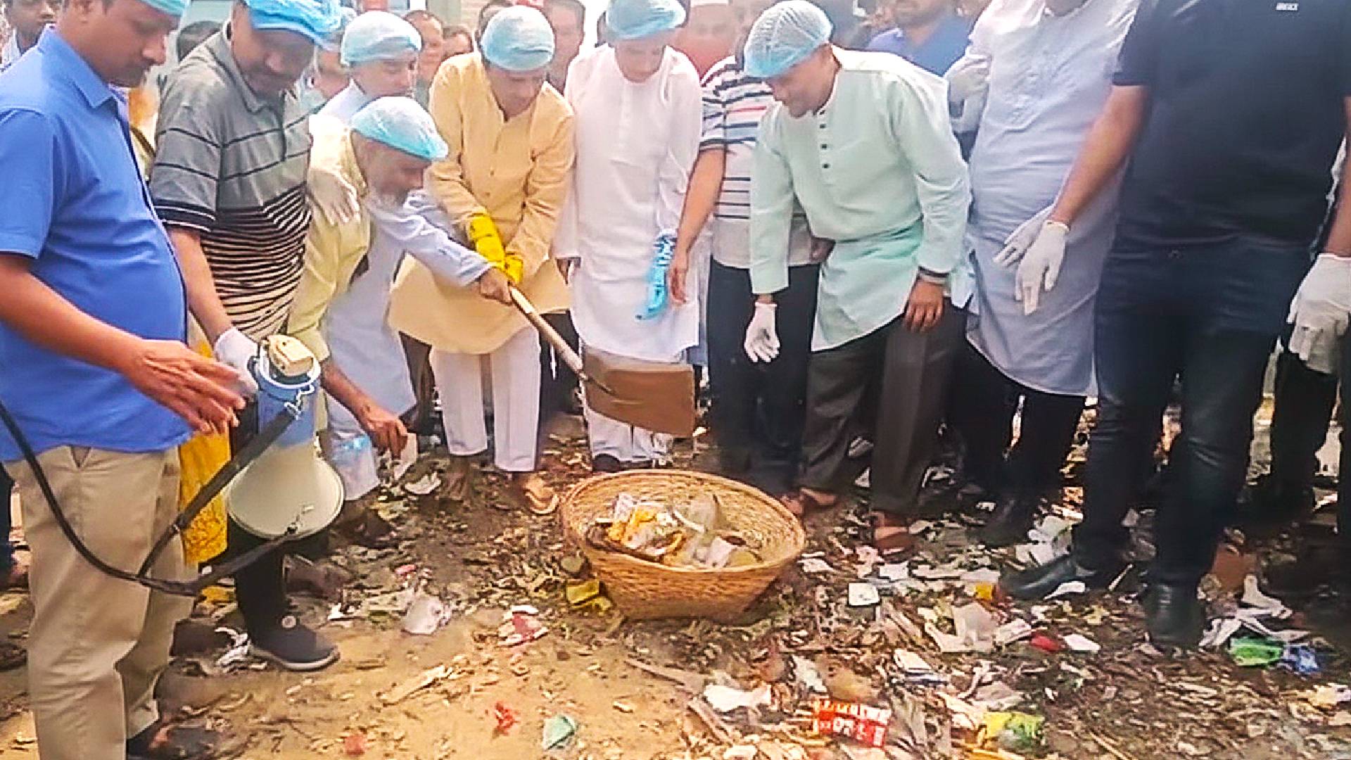 “১৭ বছর পর নোয়াখালী শহরে পরিচ্ছন্নতা অভিযান শুরু, উদ্বোধন করলেন এমপি মো. শাহজাহান”